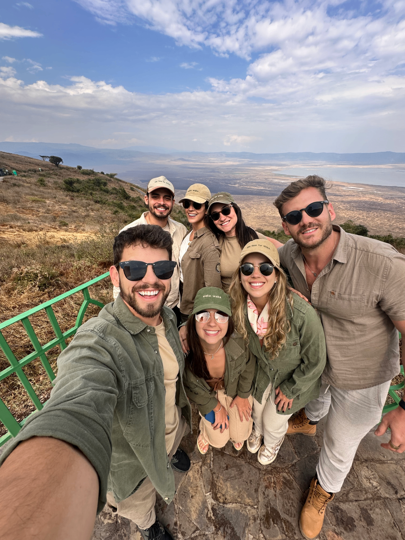 Grupo em expedição com vista panorâmica